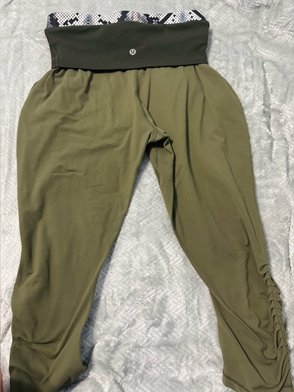 Lululemon Sunset Salutation Crop Fatigue Green Snake Print Trim Size 6